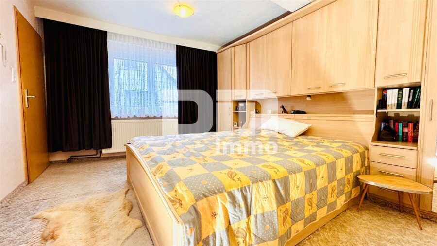 Solides Fachwerkhaus mit Nebengebäude in idyllischer Lage mit Garten und Garage - OG Schlafzimmer